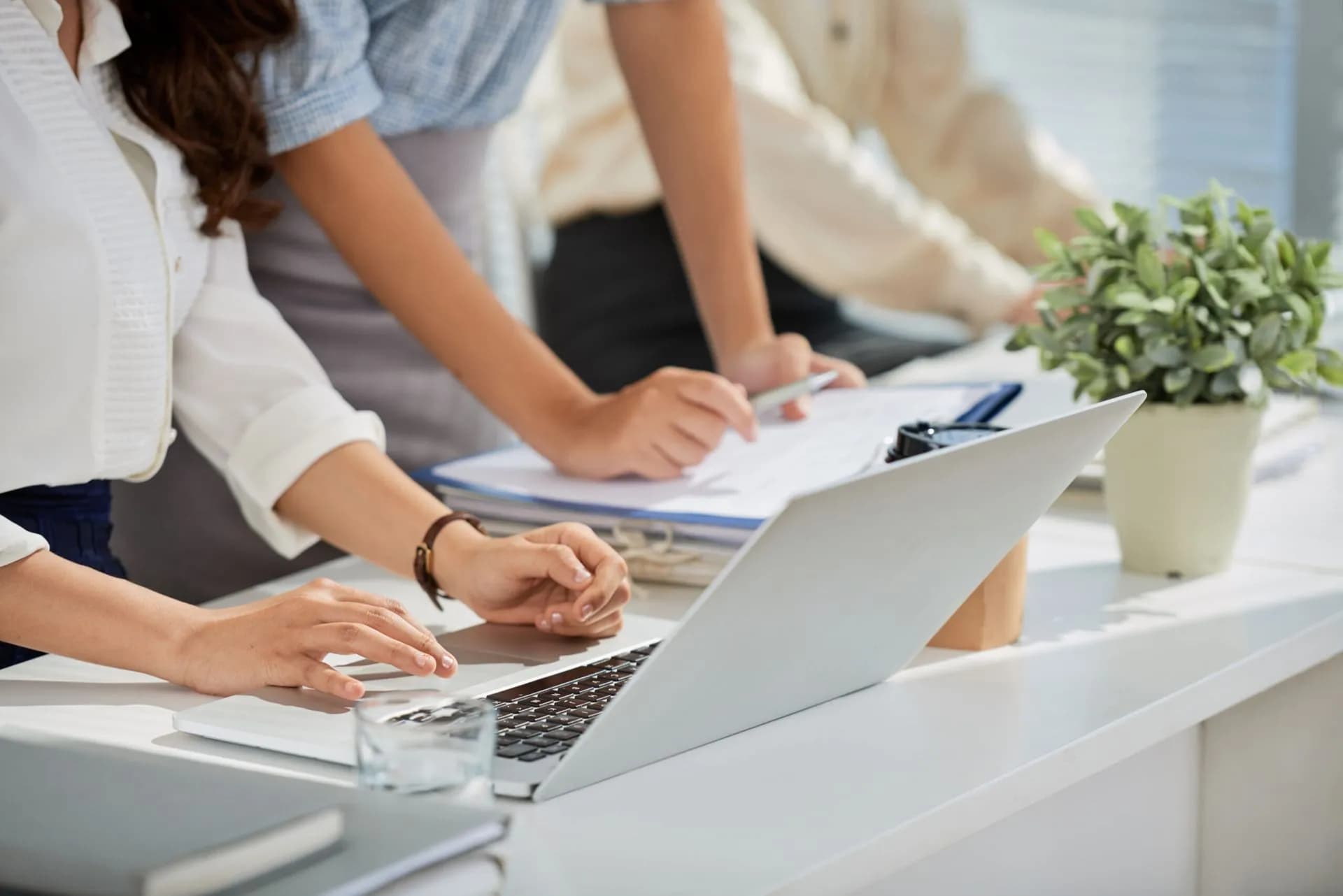 Equipo de consultores analizando estrategia empresarial