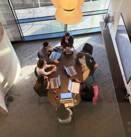 Reunión de equipo vista desde arriba